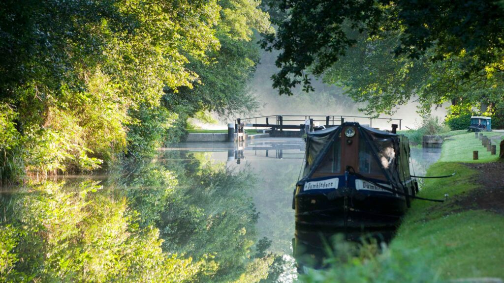 moored longboat river wey and godalming navigations and dapdune wharf 979178