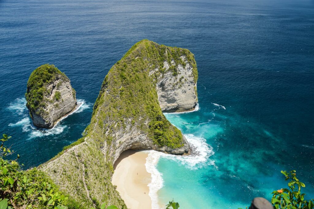 free photo of pemandangan indah pantai kelingking di bali