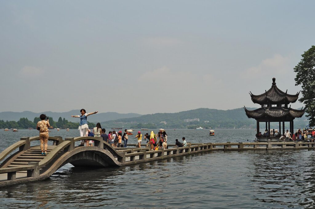 causeway west lake hangzhou