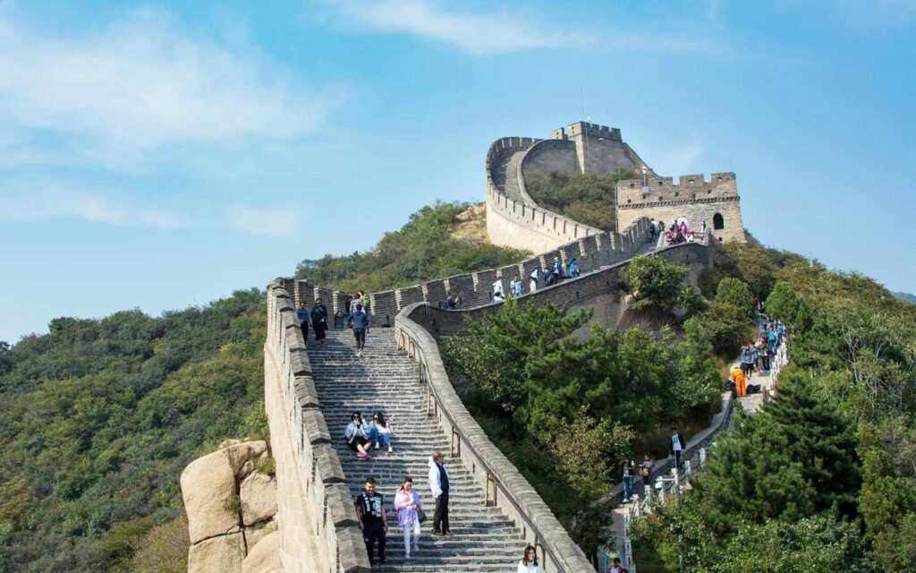 great wall china tourists GWOC0417 10bddbf0783644c386178f62117b2132 2