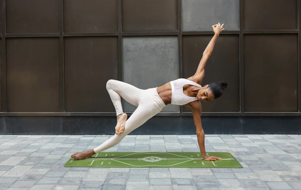 0000s 0050 Side Plank Vasisthasana 25 Liforme X You Odette UNRETOUCHED 0280f7f9 0243 40ab 9d01 b0d1ce7bc31e